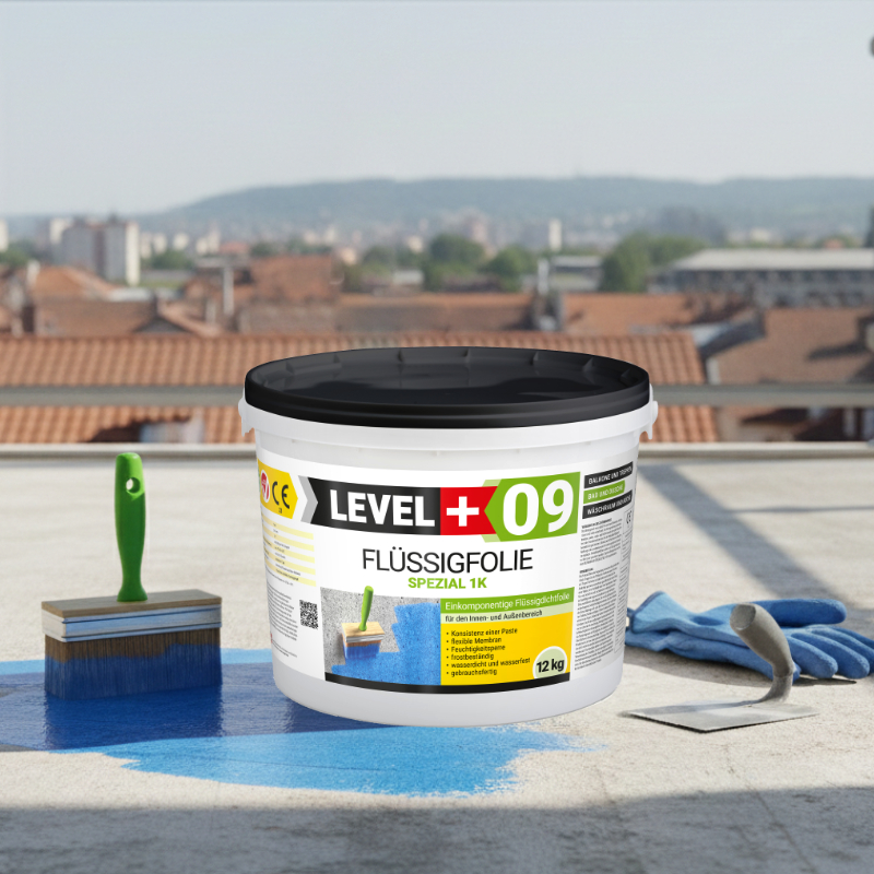 Flüssige Imprägnierfolie Level+ 09 Spezial 1K - 7 kg Eine 7 kg schwere Packung Level+ 09 Flüssigmembran auf einer Terrasse mit sichtbarer blauer Abdichtungsschicht, eine Bankbürste, ein Spachtel und Arbeitshandschuhe vor dem Hintergrund des Stadtpanoramas.