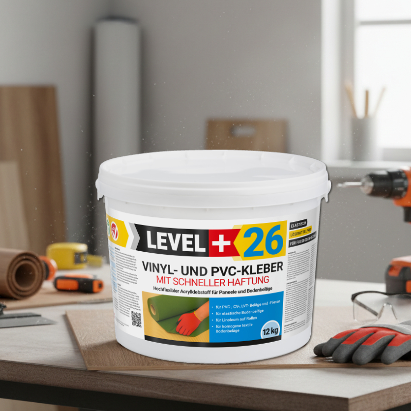 Schnellhärtender Klebstoff für Vinyl- und PVC-Böden Level+ 26 - 12 kg Auf einer Werkbank steht ein 12 kg schwerer Eimer Level+ 26 Vinyl- und PVC-Klebstoff, umgeben von Werkzeugen: einer Bohrmaschine, einer Schutzbrille, Handschuhen und einer Teppichrolle.