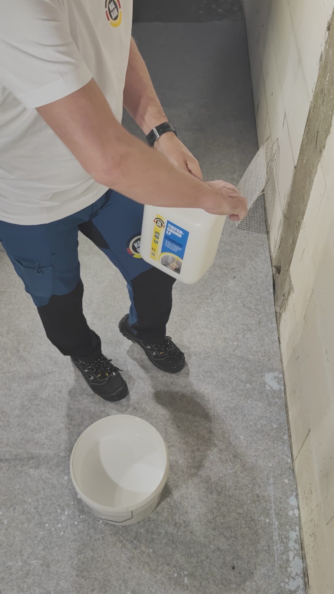 Tiefengrund 20L Tiefgrund LF Farben Tapeten Putz Gips Primer HALBAU G03 + Farbroller 25cm – Bild 4