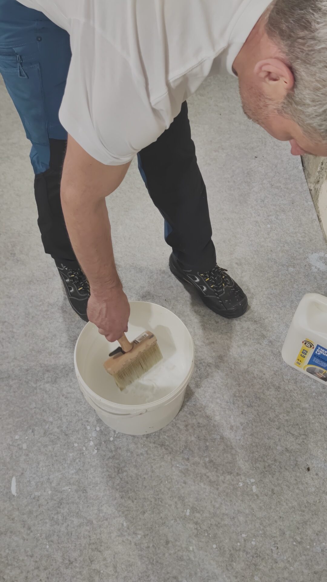 Tiefengrund 20L Tiefgrund LF Farben Tapeten Putz Gips Primer HALBAU G03 + Farbroller 25cm – Bild 7